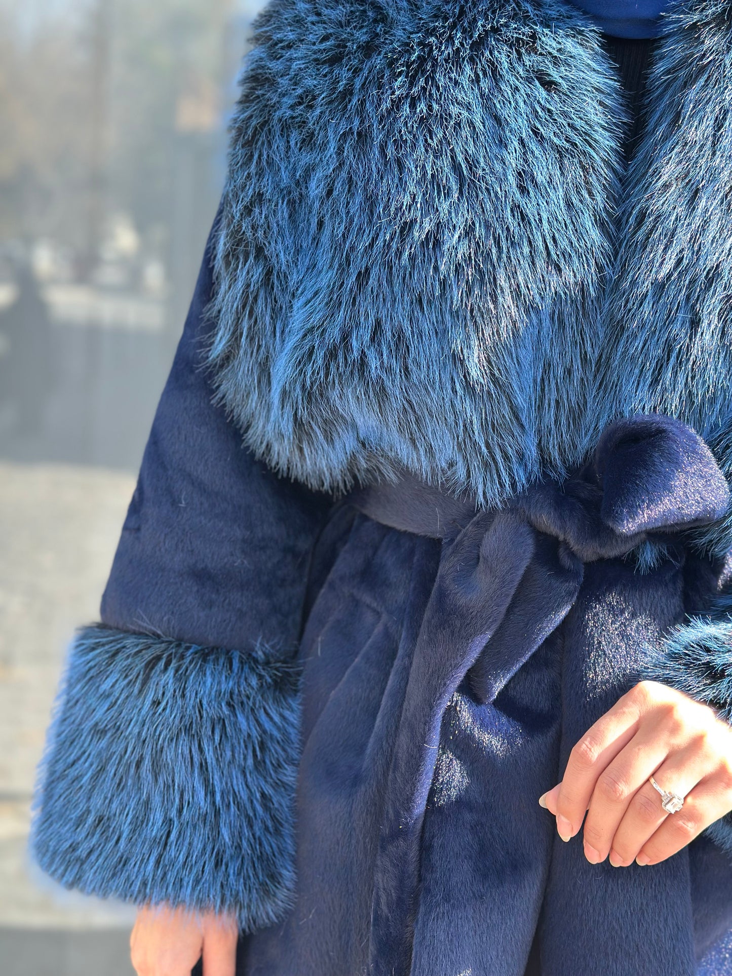 LACİVERT YAKASI VE MANŞET KÜRK DETAYLI MONT