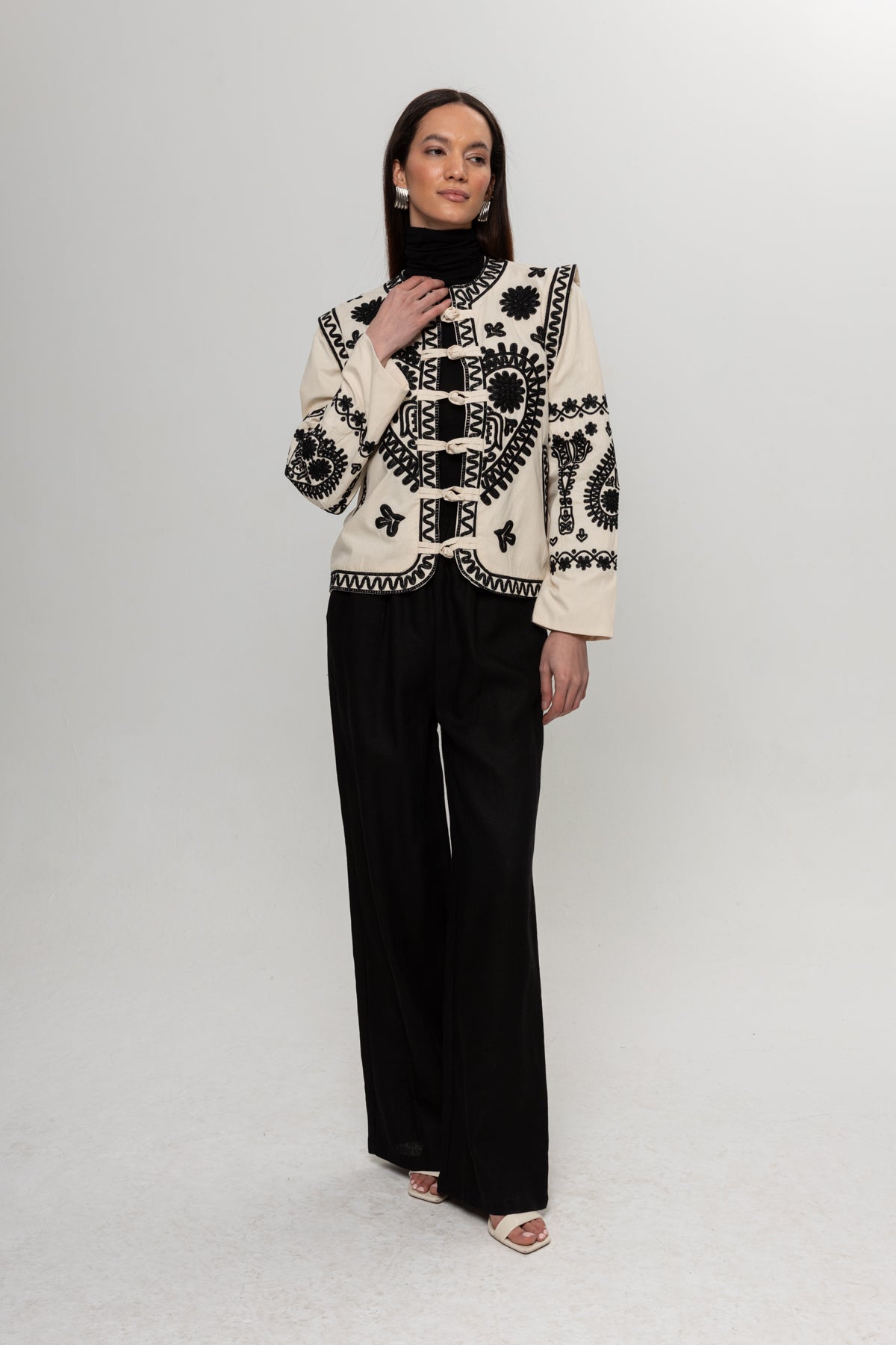 BEJ SİYAH GEÇİŞLİ ÖNDEN BAĞLAMALI GÖMLEK