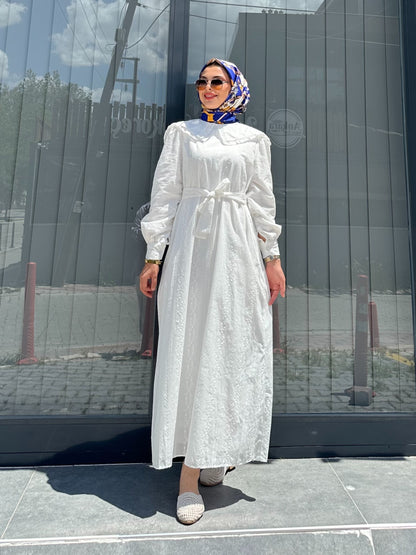 BEYAZ BEBE YAKA FİSTOLU KUŞAKLI ELBİSE