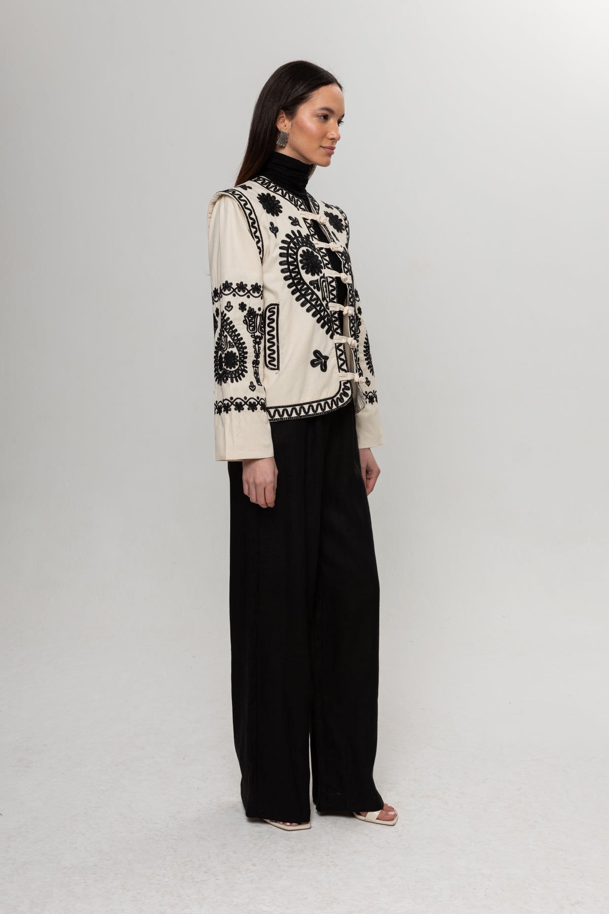 BEJ SİYAH GEÇİŞLİ ÖNDEN BAĞLAMALI GÖMLEK