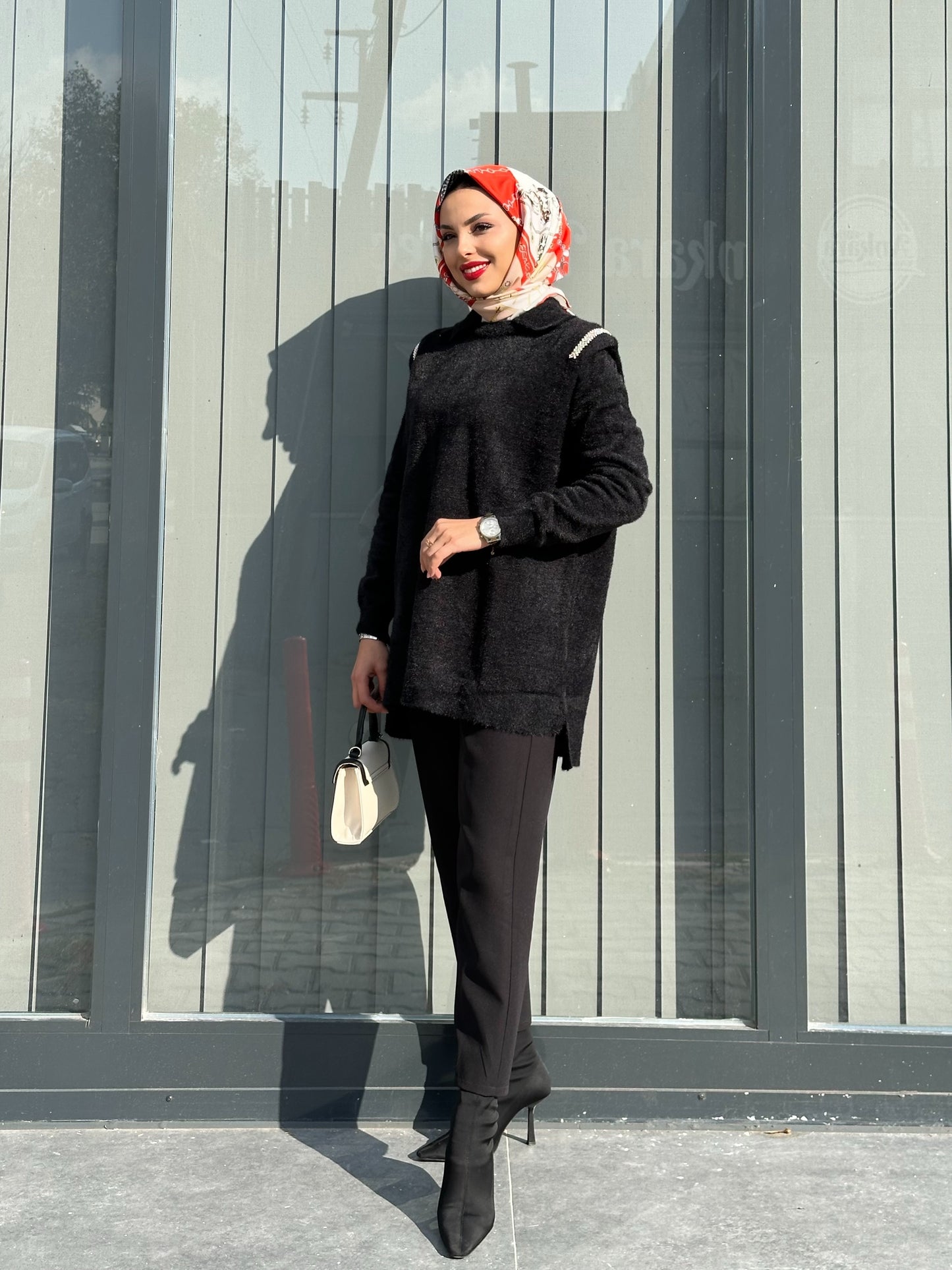 SİYAH OMUZLARI TAŞLI ANGORA KAZAK