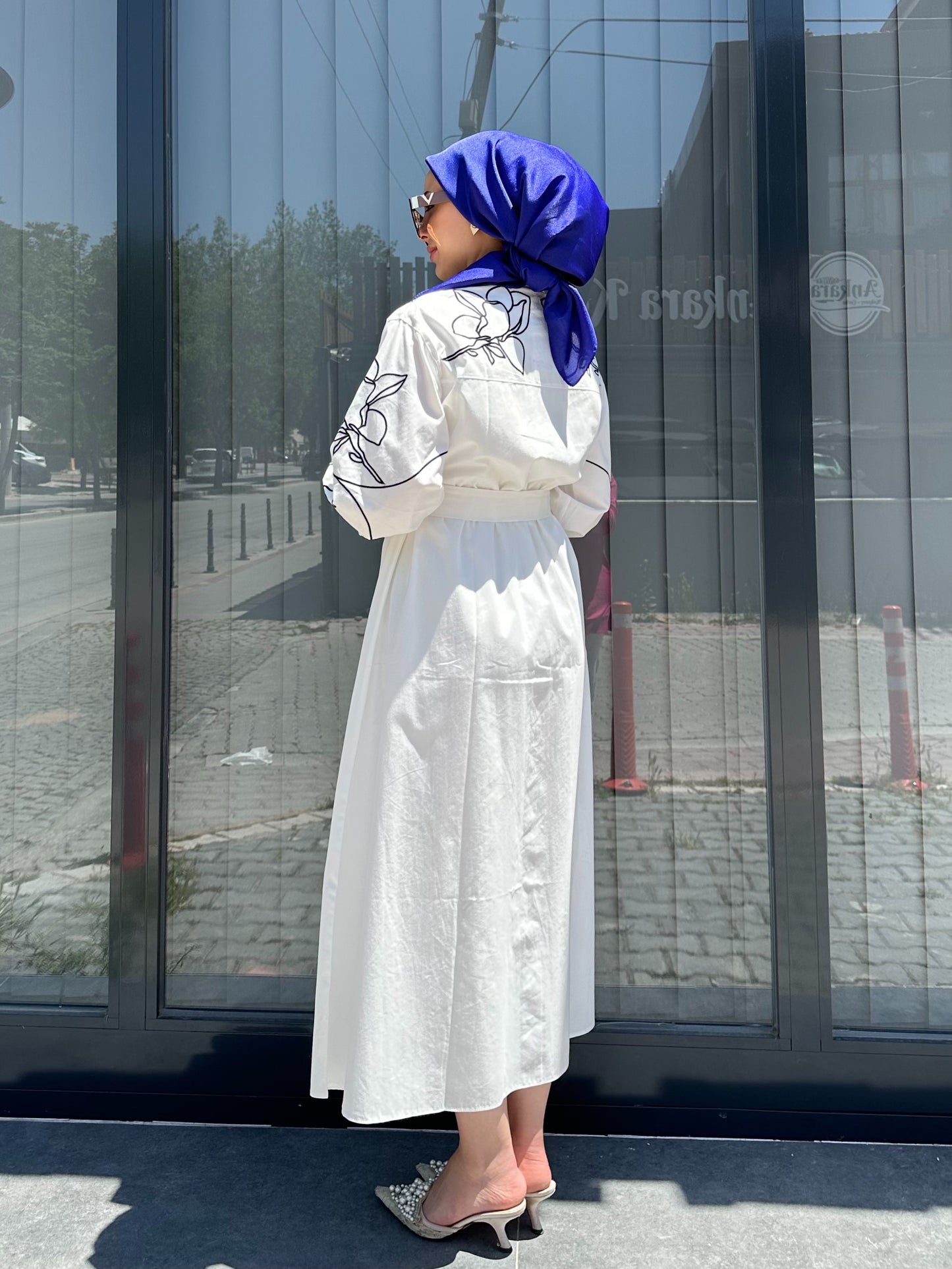 BEYAZ ÇİÇEK İŞLEMELİ ELBİSE