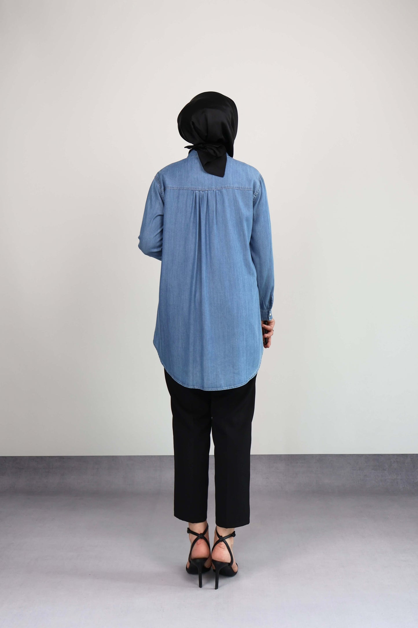 AÇIK DENIM RENKLİ TAŞ DETAY TENCEL GÖMLEK