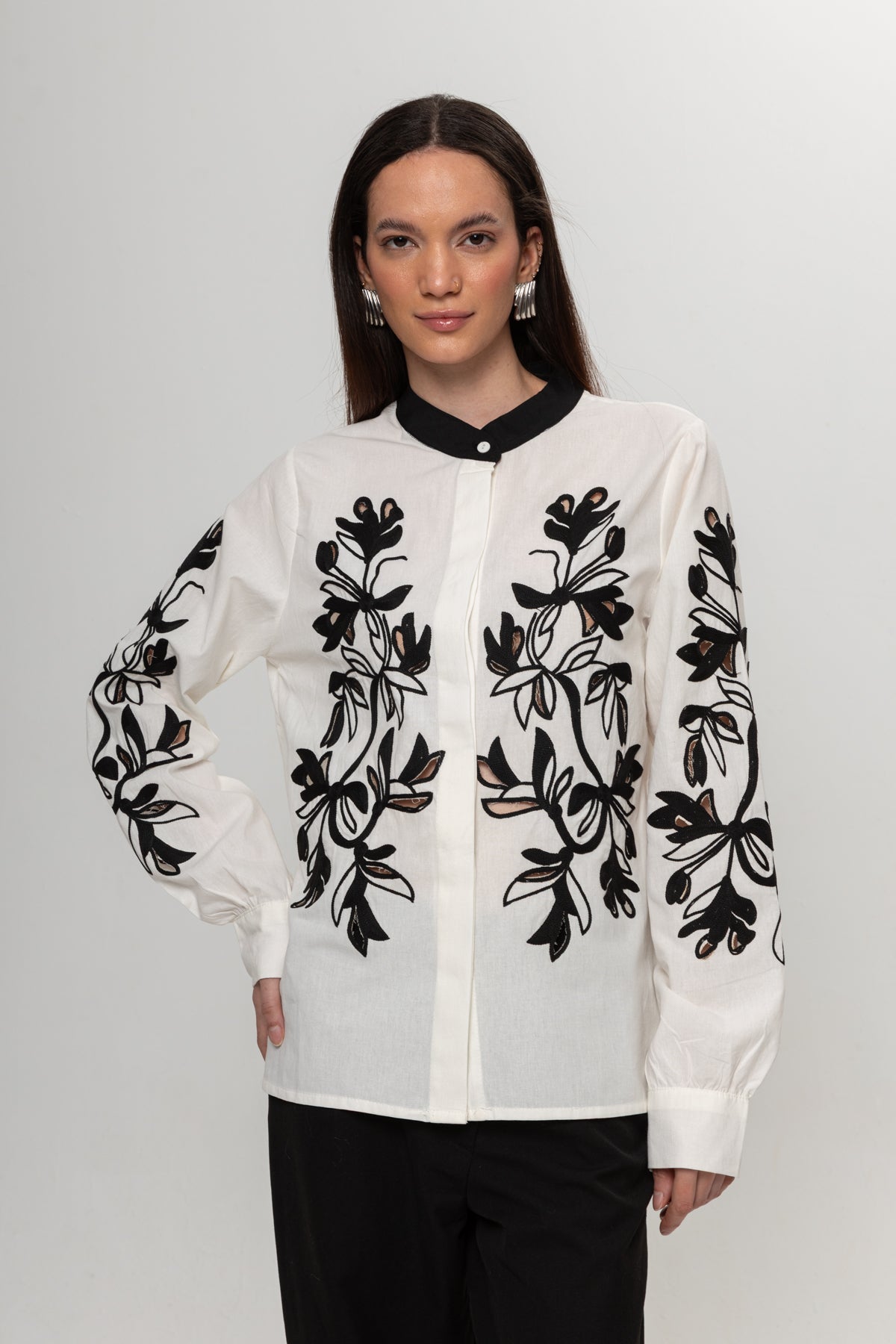 BEYAZ ÖNÜ SİYAH ÇİÇEKLİ GÖMLEK