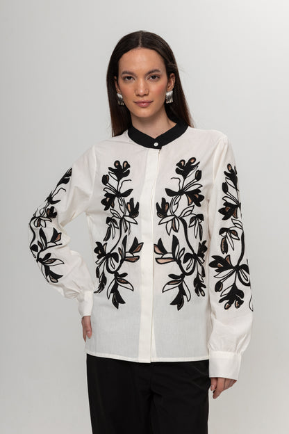BEYAZ ÖNÜ SİYAH ÇİÇEKLİ GÖMLEK