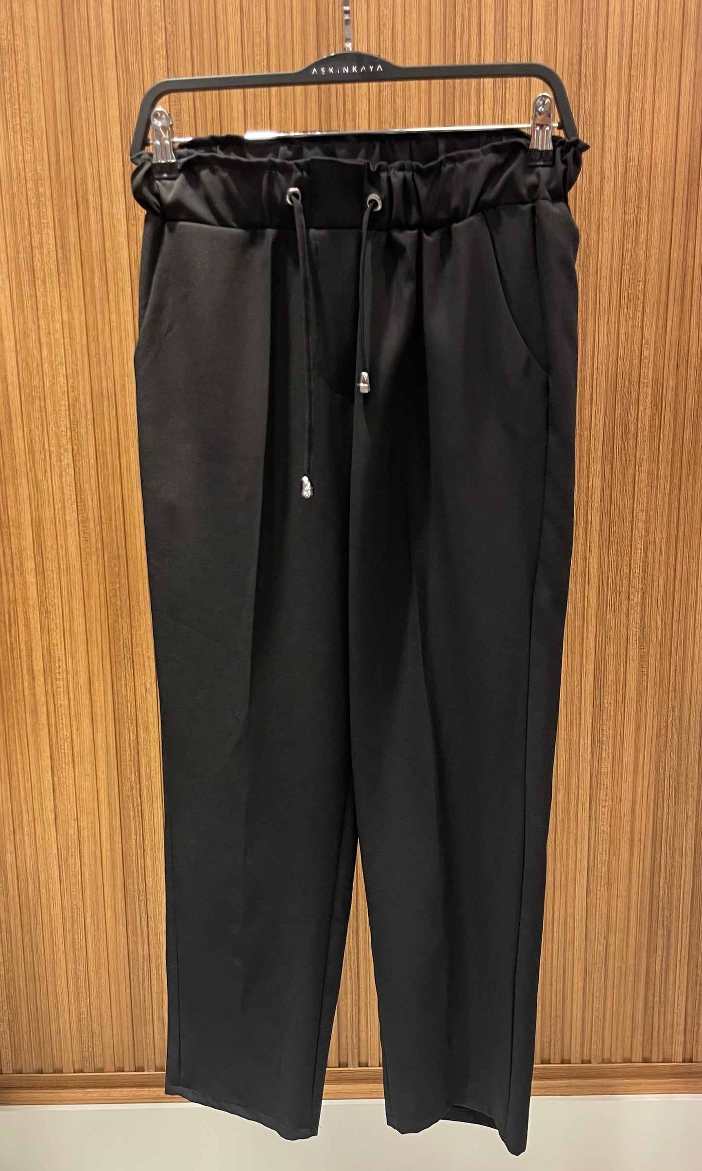 SİYAH BELİ LASTİKLİ HAVUÇ FORM PANTOLON