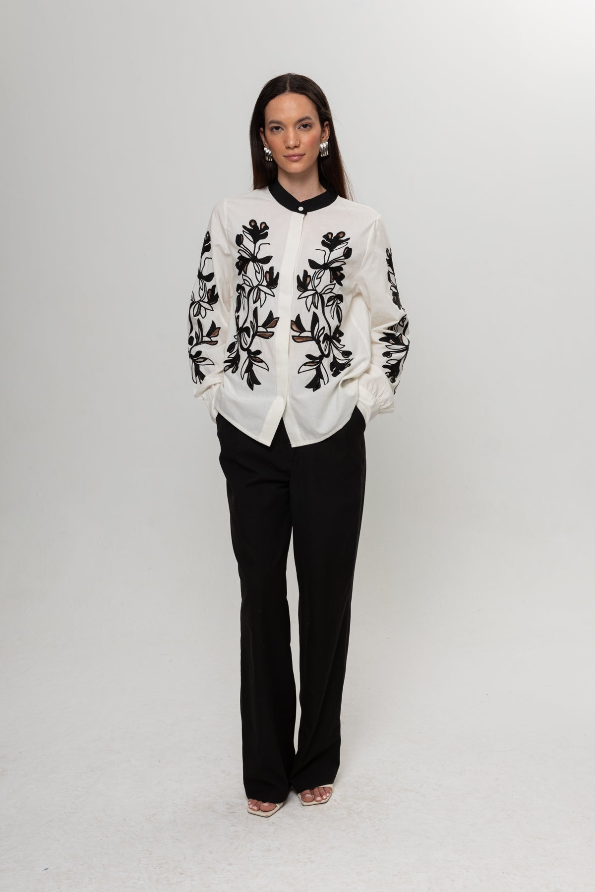 BEYAZ ÖNÜ SİYAH ÇİÇEKLİ GÖMLEK
