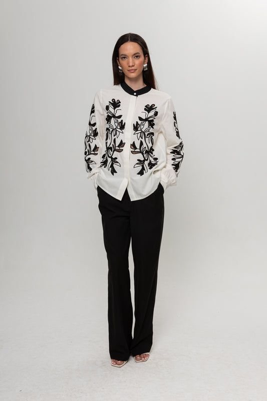BEYAZ ÖNÜ SİYAH ÇİÇEKLİ GÖMLEK