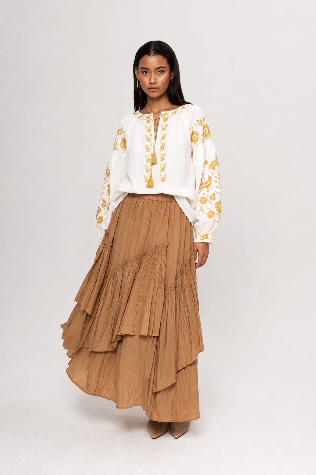 BEYAZ KOLLARI CAMEL RENKLİ NAKIŞ BLUZ