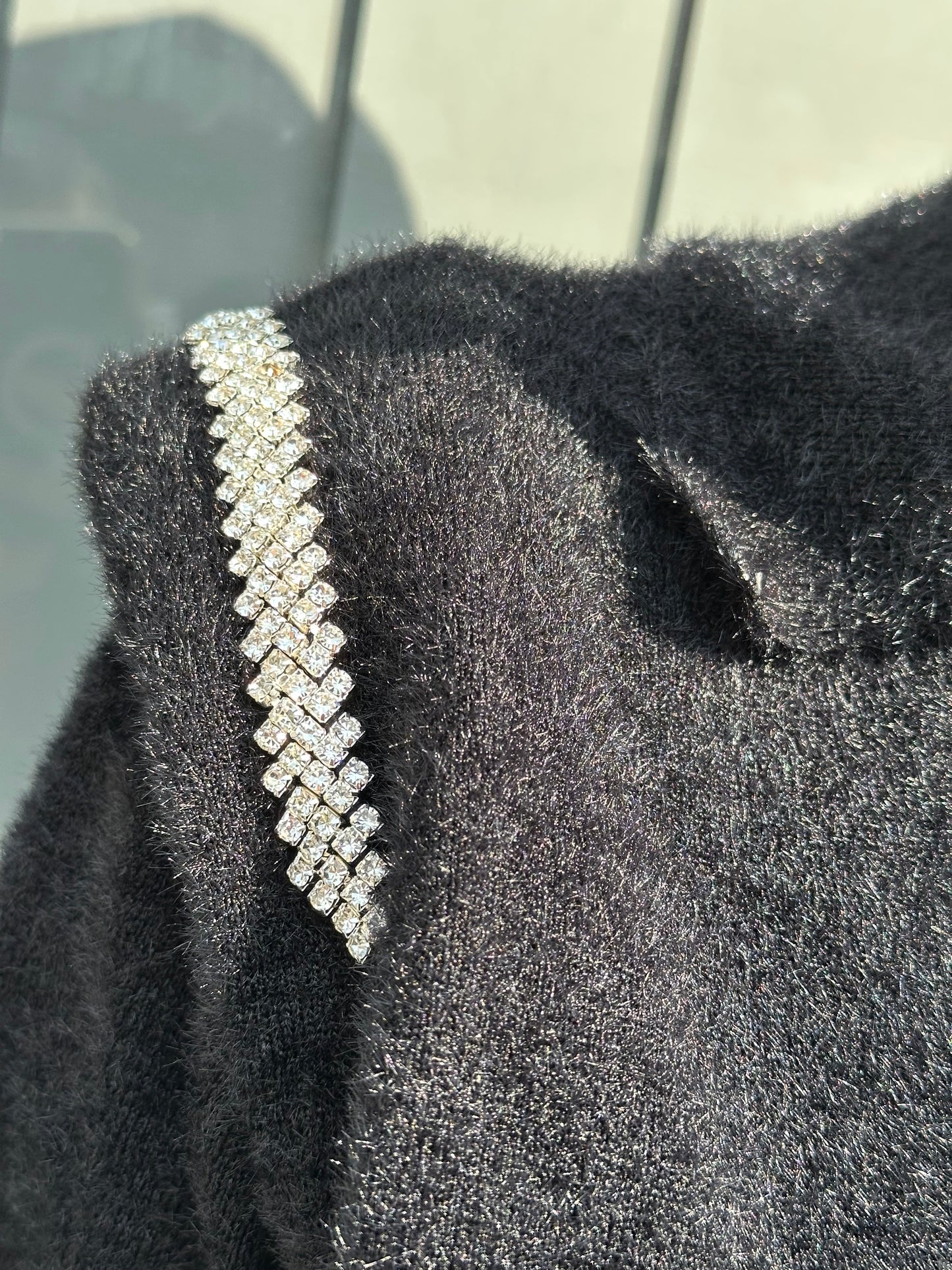 SİYAH OMUZLARI TAŞLI ANGORA KAZAK