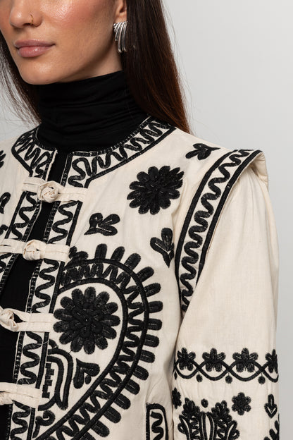 BEJ SİYAH GEÇİŞLİ ÖNDEN BAĞLAMALI GÖMLEK