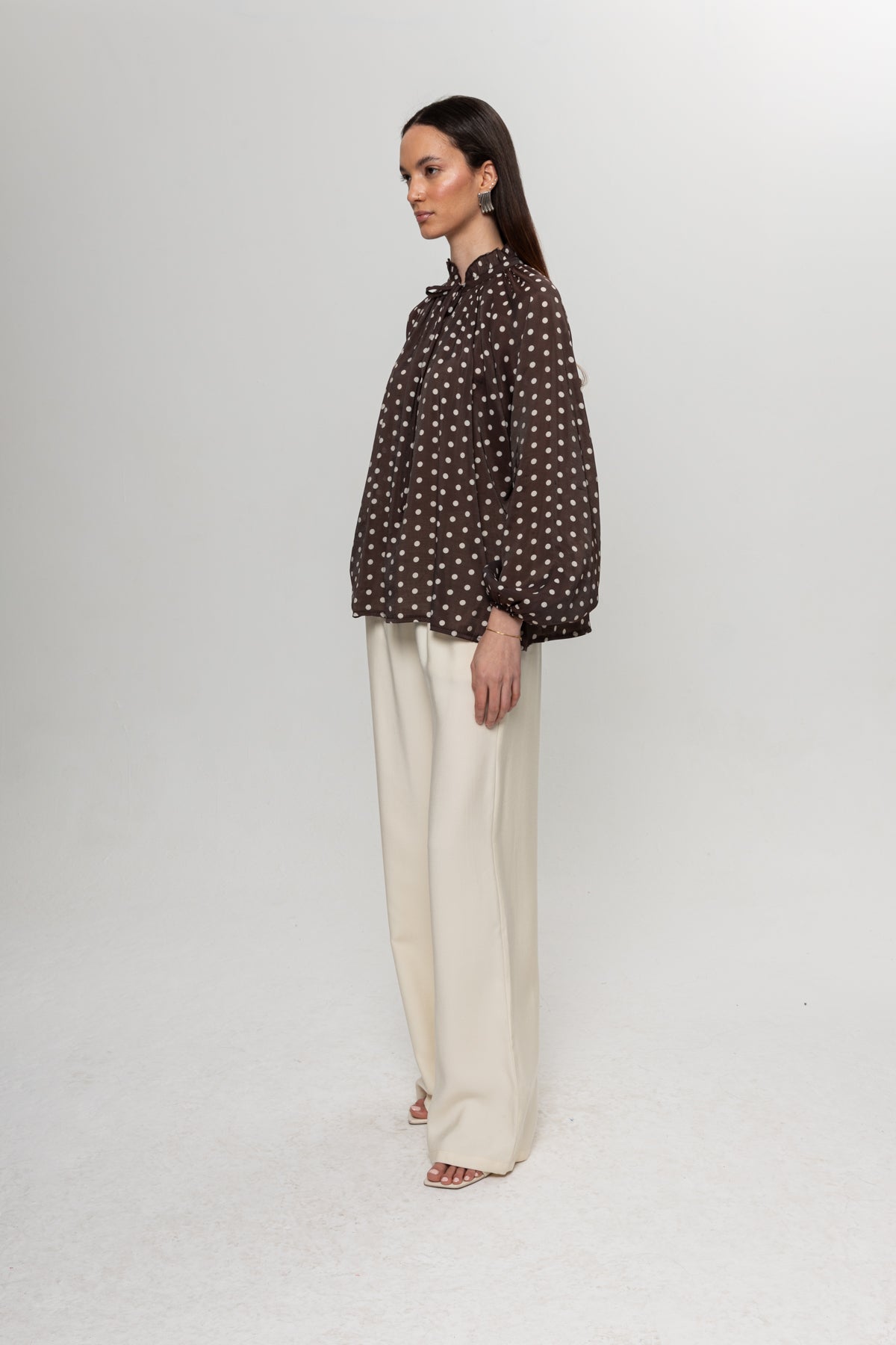 KAHVE BEJ  PUANTEYELİ BLUZ