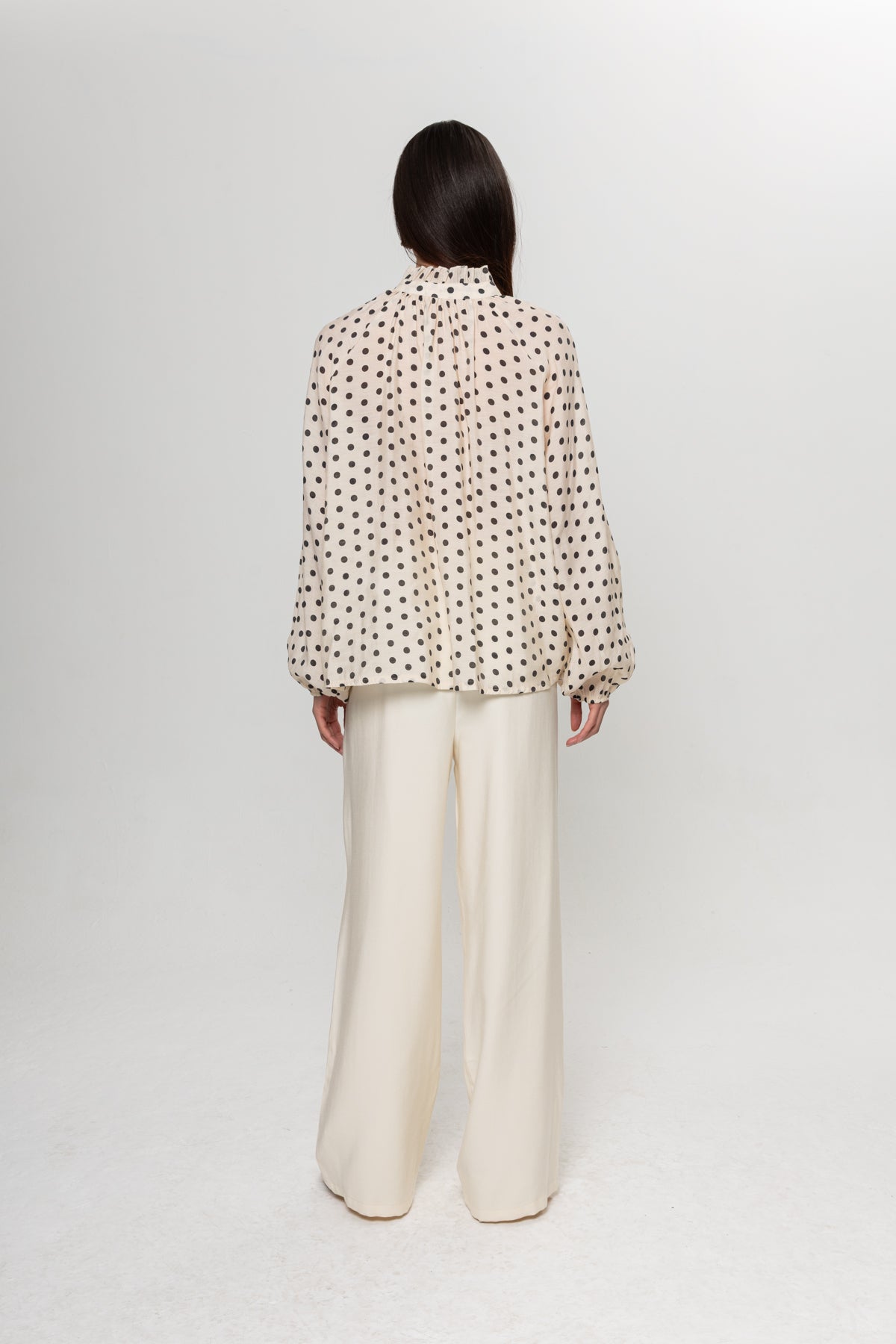 BEJ SİYAH  PUANTEYELİ BLUZ