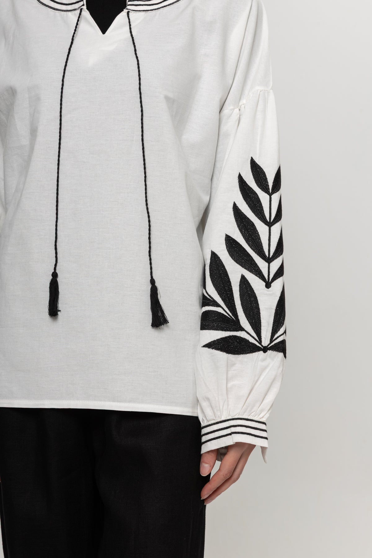 BEYAZ  KOLLARI SİYAHLI BLUZ