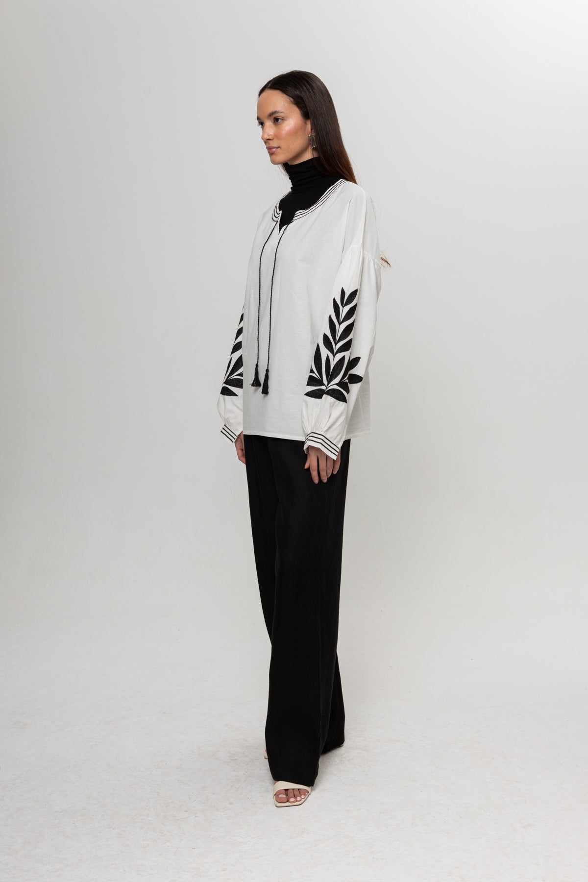 BEYAZ  KOLLARI SİYAHLI BLUZ