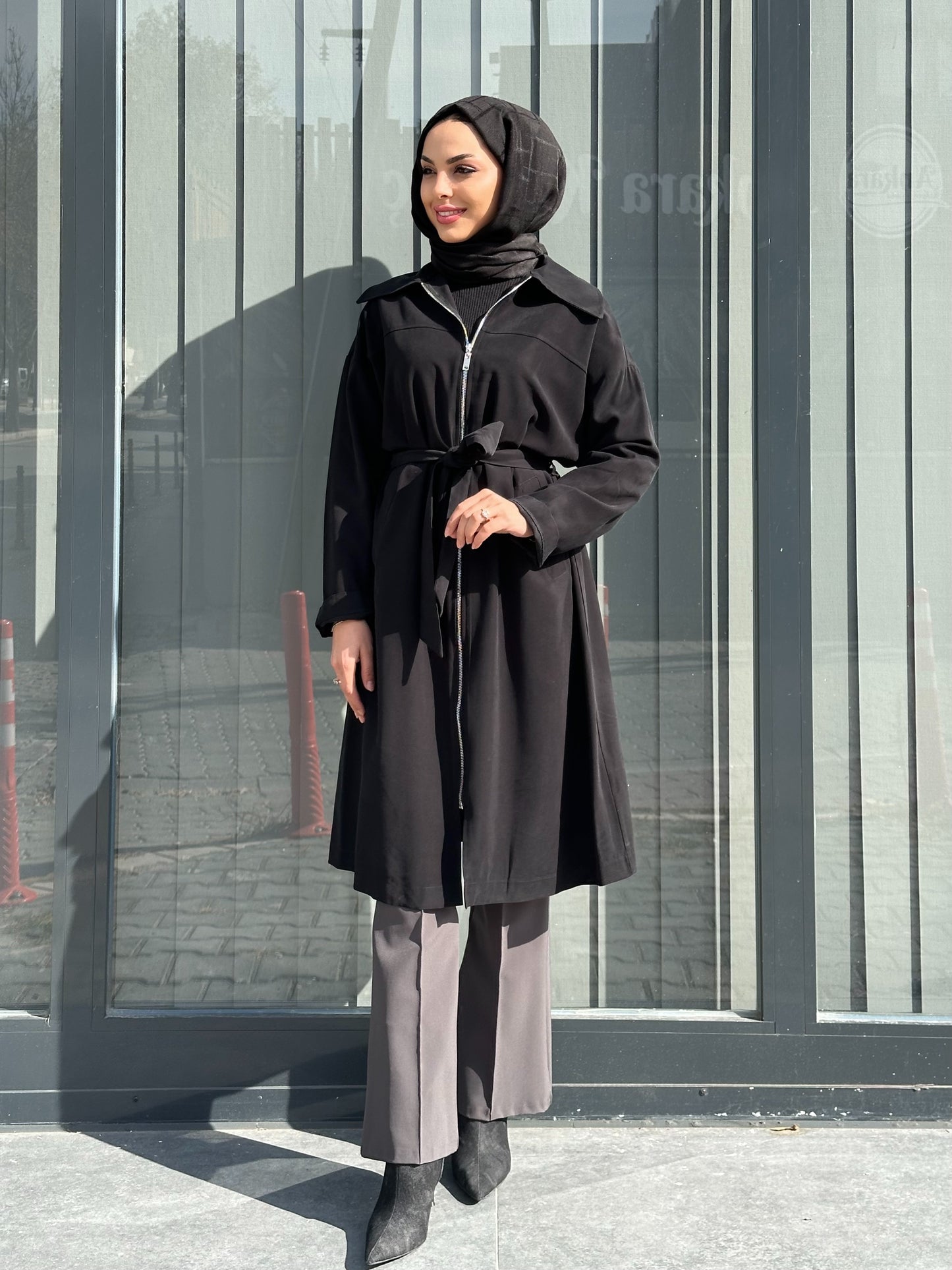 SİYAH KENDİNDEN KEMERLİ KAP