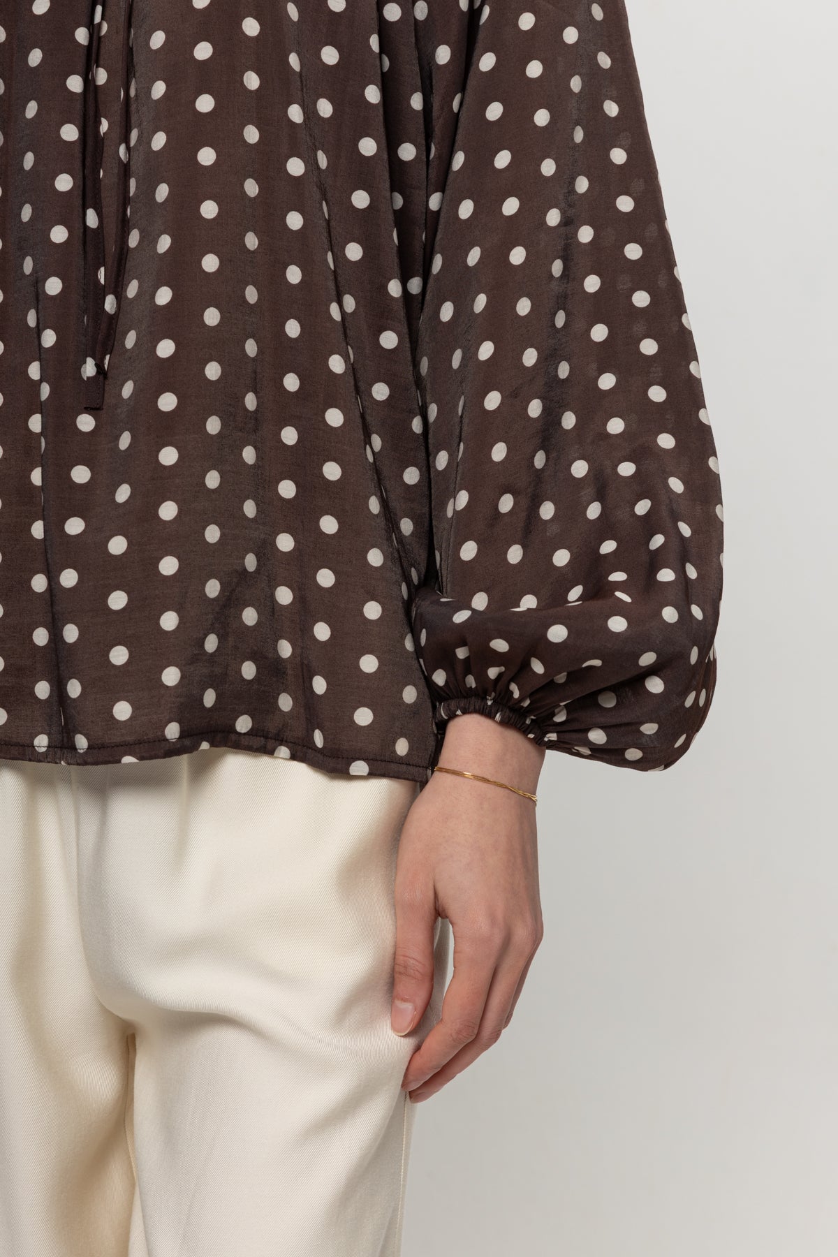 KAHVE BEJ  PUANTEYELİ BLUZ