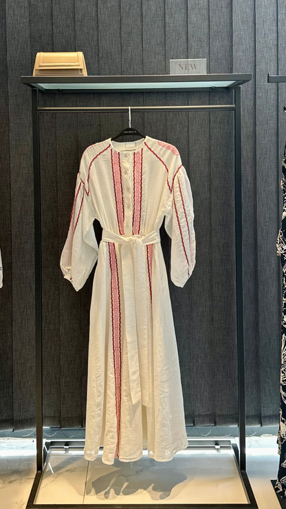 EKRU SIFIR YAKA PEMBE İŞLEMELİ ELBİSE