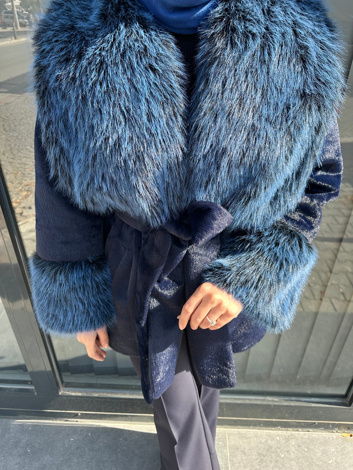 LACİVERT YAKASI VE MANŞET KÜRK DETAYLI MONT