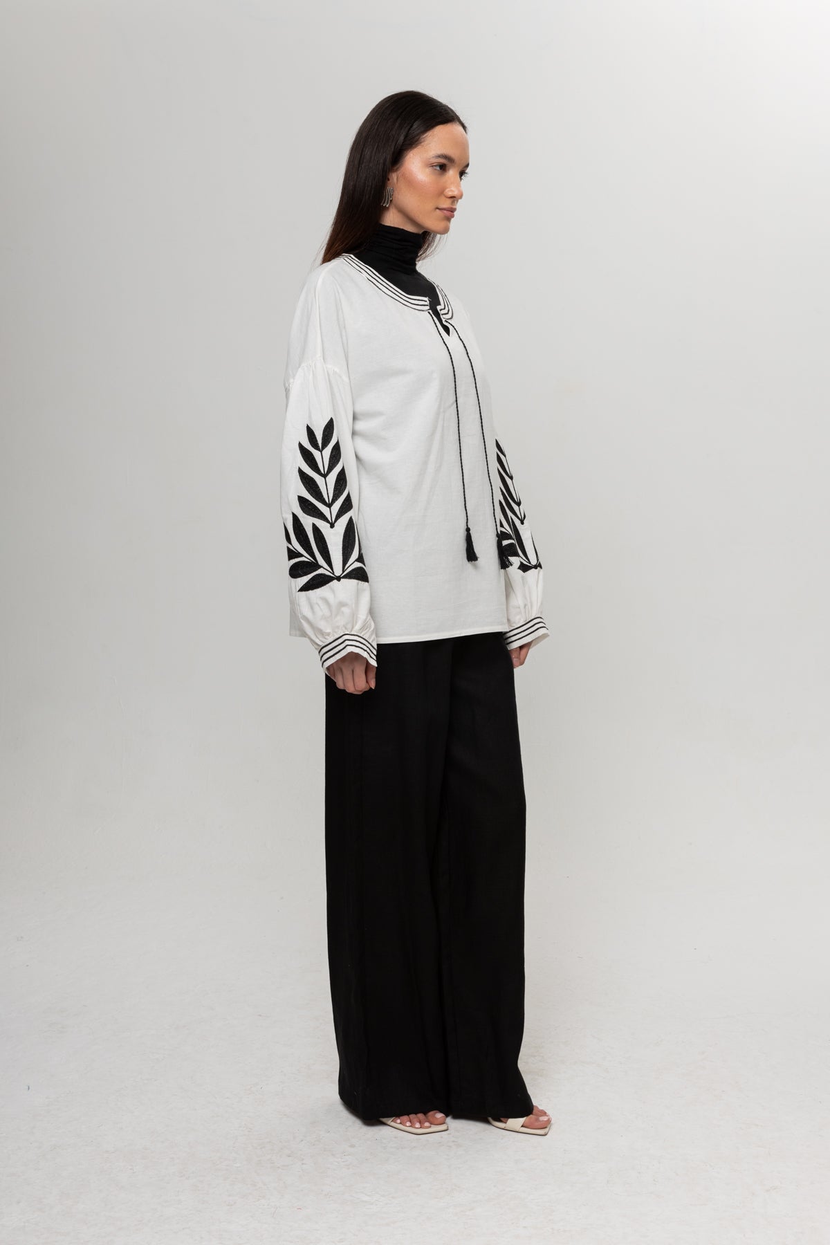 BEYAZ  KOLLARI SİYAHLI BLUZ