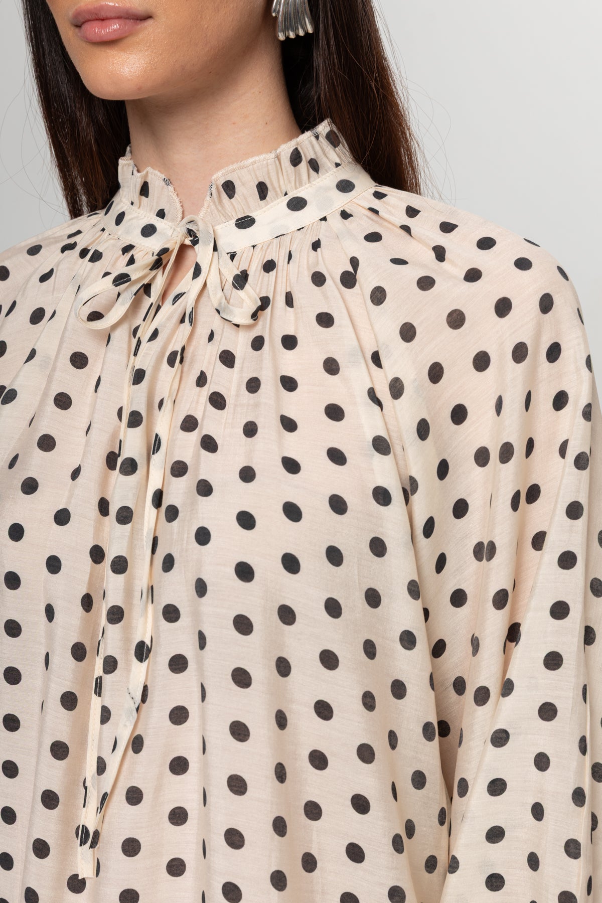 BEJ SİYAH  PUANTEYELİ BLUZ