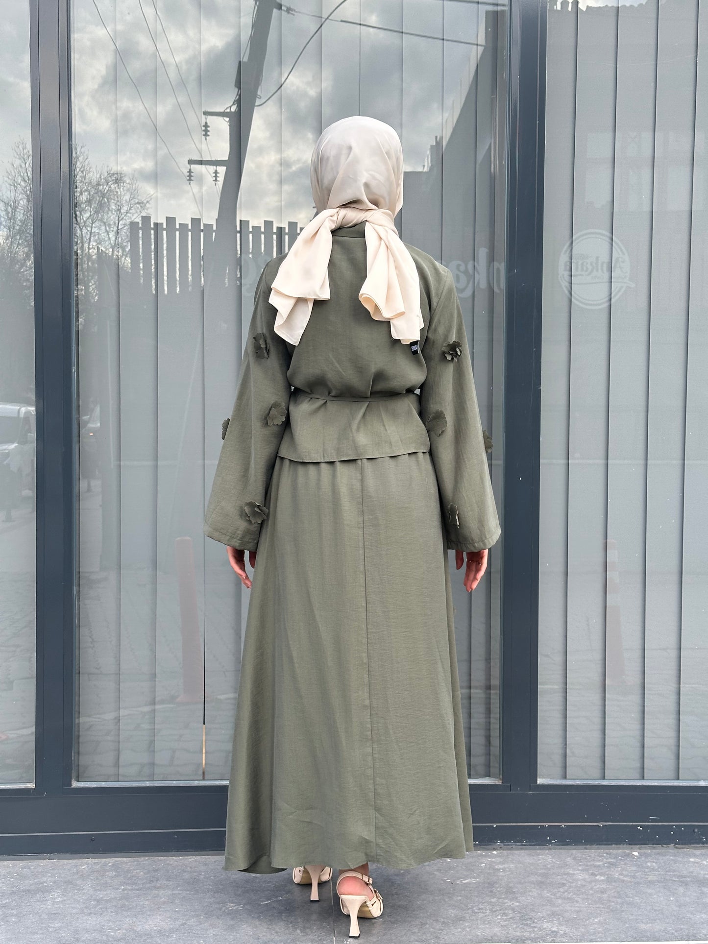 YEŞİL ÜÇ BOYUTLU ÇİCEKLİ ETEK TAKIM