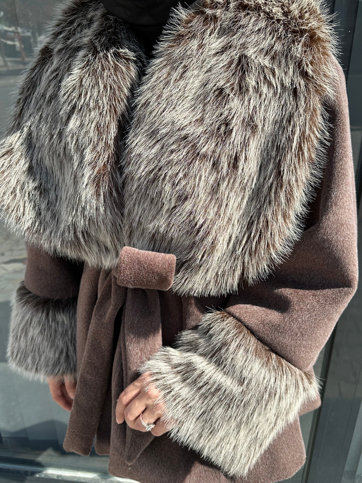 KAHVE YAKASI VE MANŞET KÜRK DETAYLI MONT