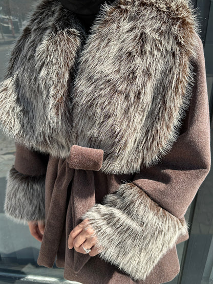 KAHVE YAKASI VE MANŞET KÜRK DETAYLI MONT