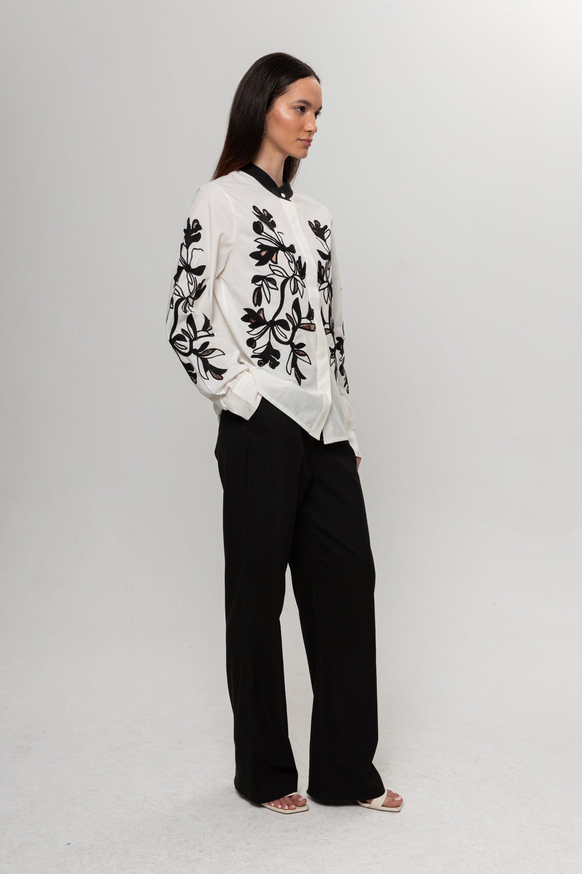 BEYAZ ÖNÜ SİYAH ÇİÇEKLİ GÖMLEK