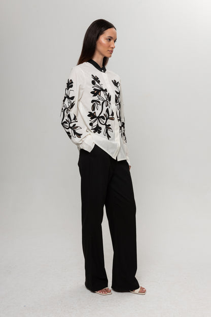 BEYAZ ÖNÜ SİYAH ÇİÇEKLİ GÖMLEK