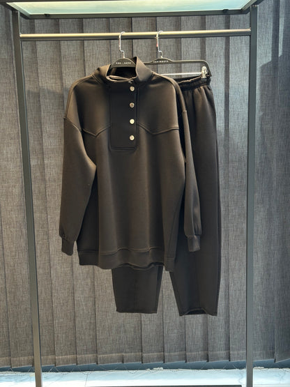 SİYAH ÇITÇITLI YÜKSEK YAKA VE KESİK DETAYLI PANTOLON TAKIM