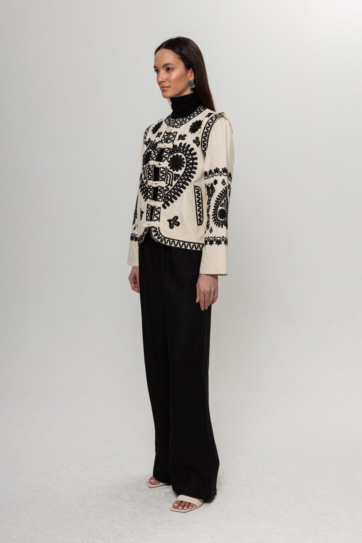 BEJ SİYAH GEÇİŞLİ ÖNDEN BAĞLAMALI GÖMLEK