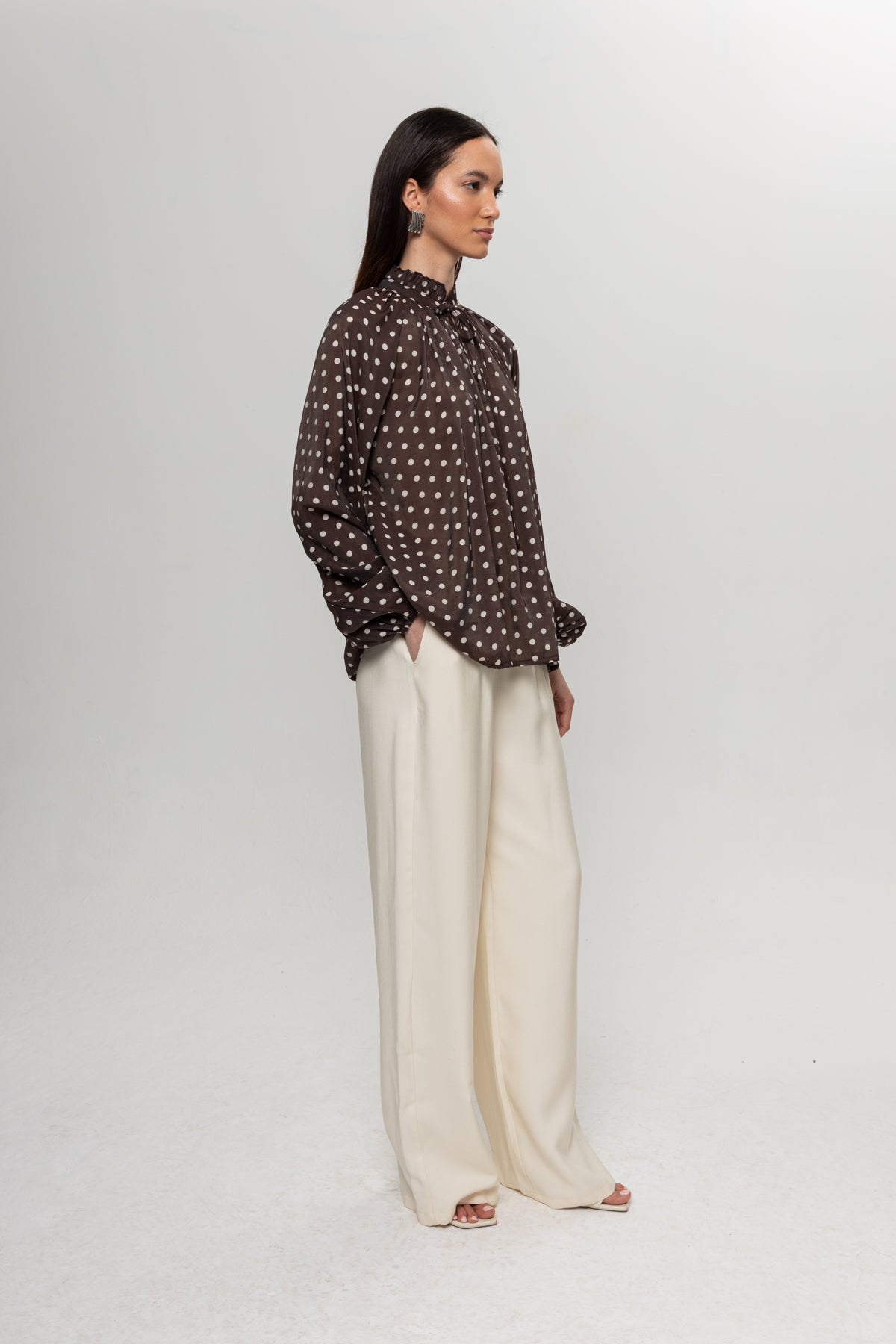 KAHVE BEJ  PUANTEYELİ BLUZ