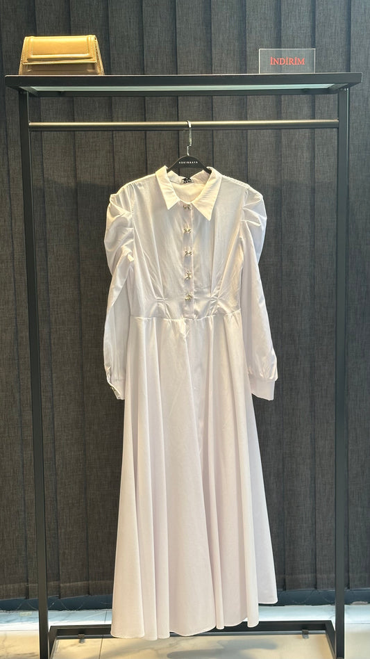 BEYAZ FİYONK DÜĞME DETAY ELBİSE