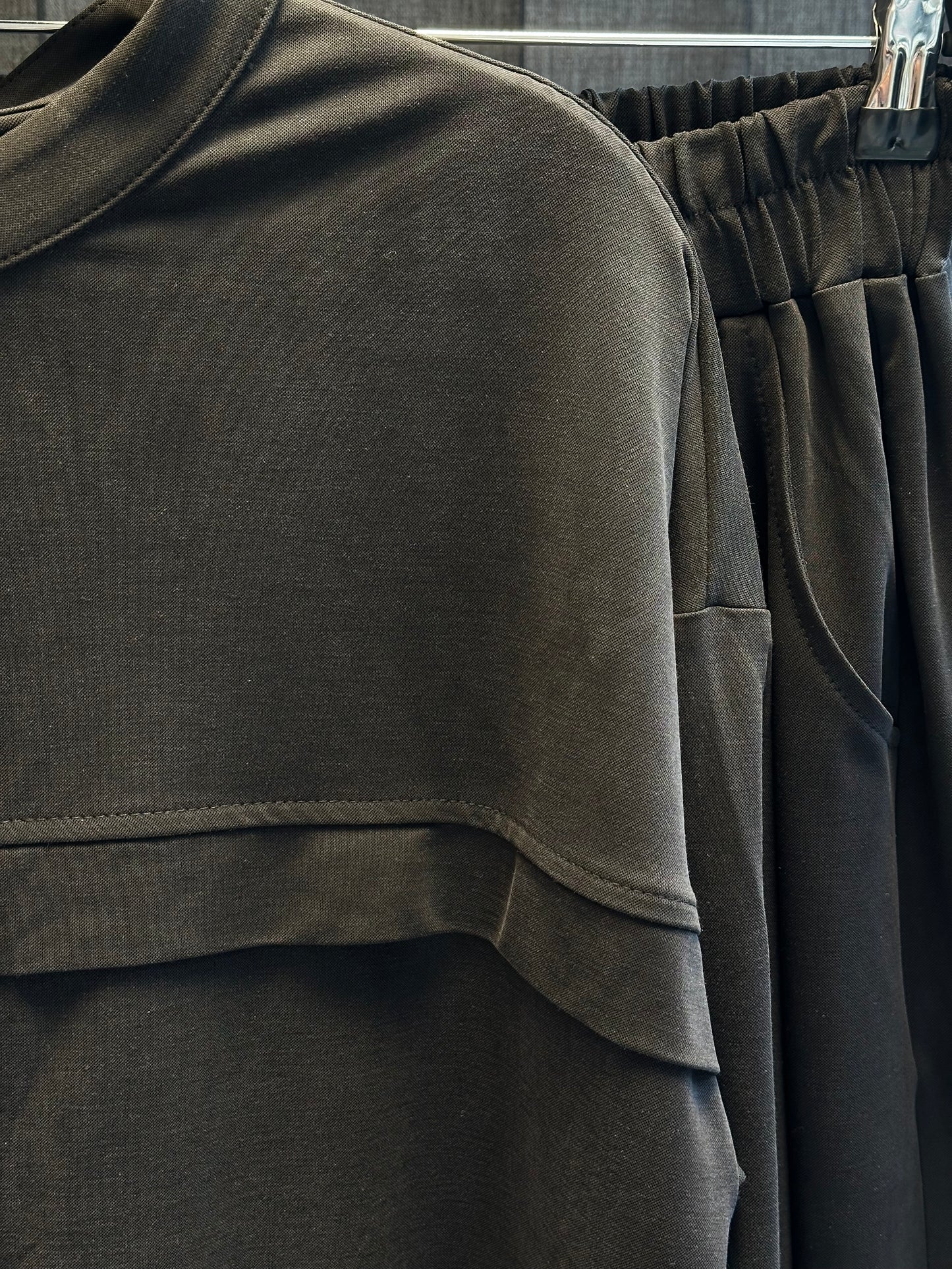 SİYAH GİZLİ DÜĞME DETAYLI HAKİM YAKA PANTOLON TAKIM