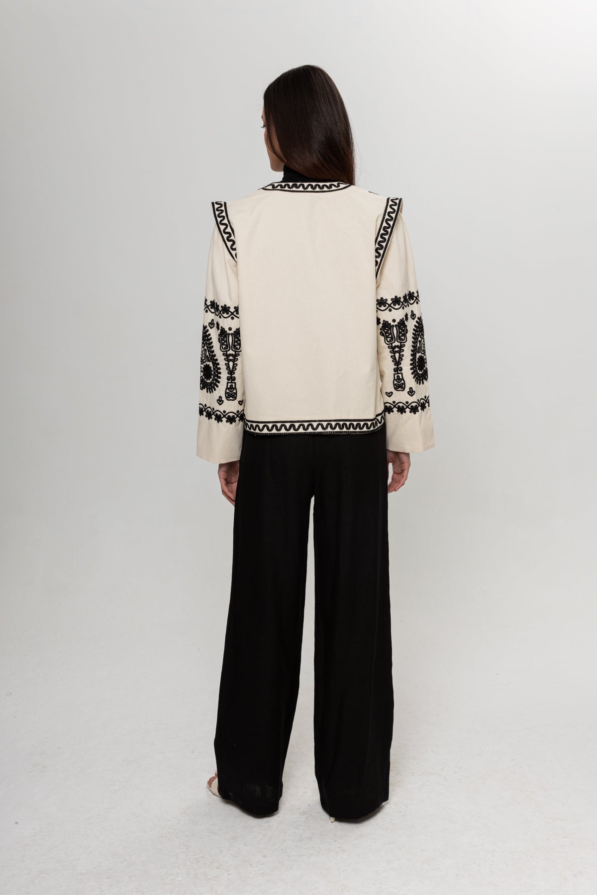 BEJ SİYAH GEÇİŞLİ ÖNDEN BAĞLAMALI GÖMLEK