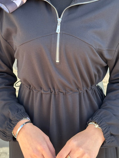 SİYAH KESİK DETAYLI FERMUAR YAKALI ELBİSE