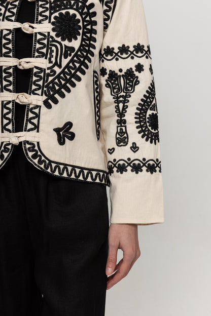 BEJ SİYAH GEÇİŞLİ ÖNDEN BAĞLAMALI GÖMLEK