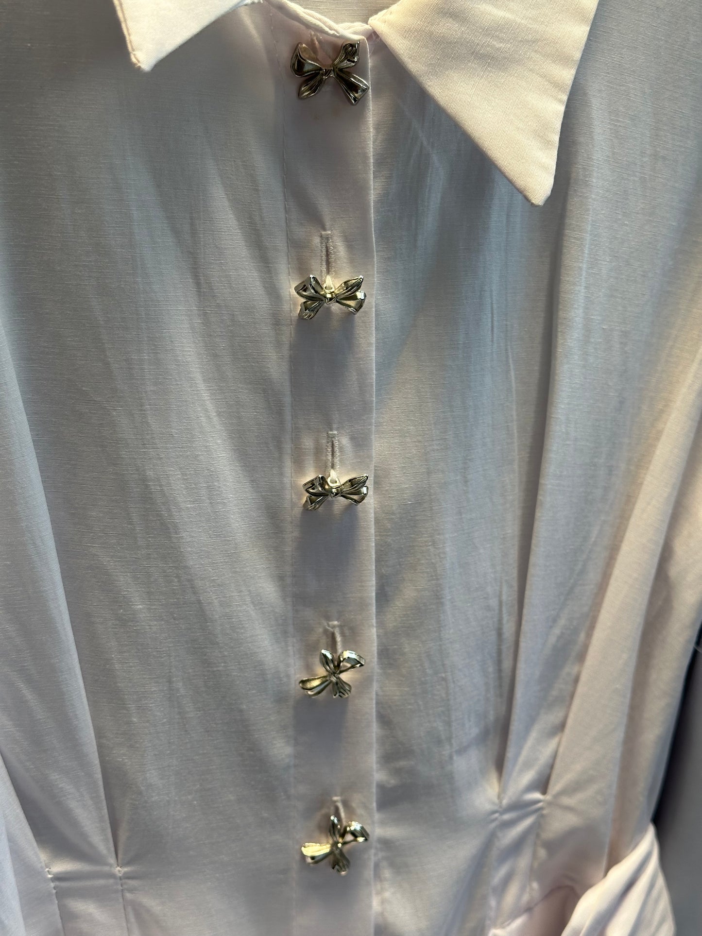 BEYAZ FİYONK DÜĞME DETAY ELBİSE