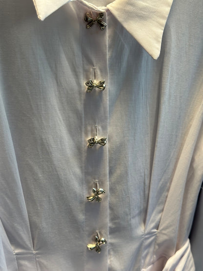 BEYAZ FİYONK DÜĞME DETAY ELBİSE