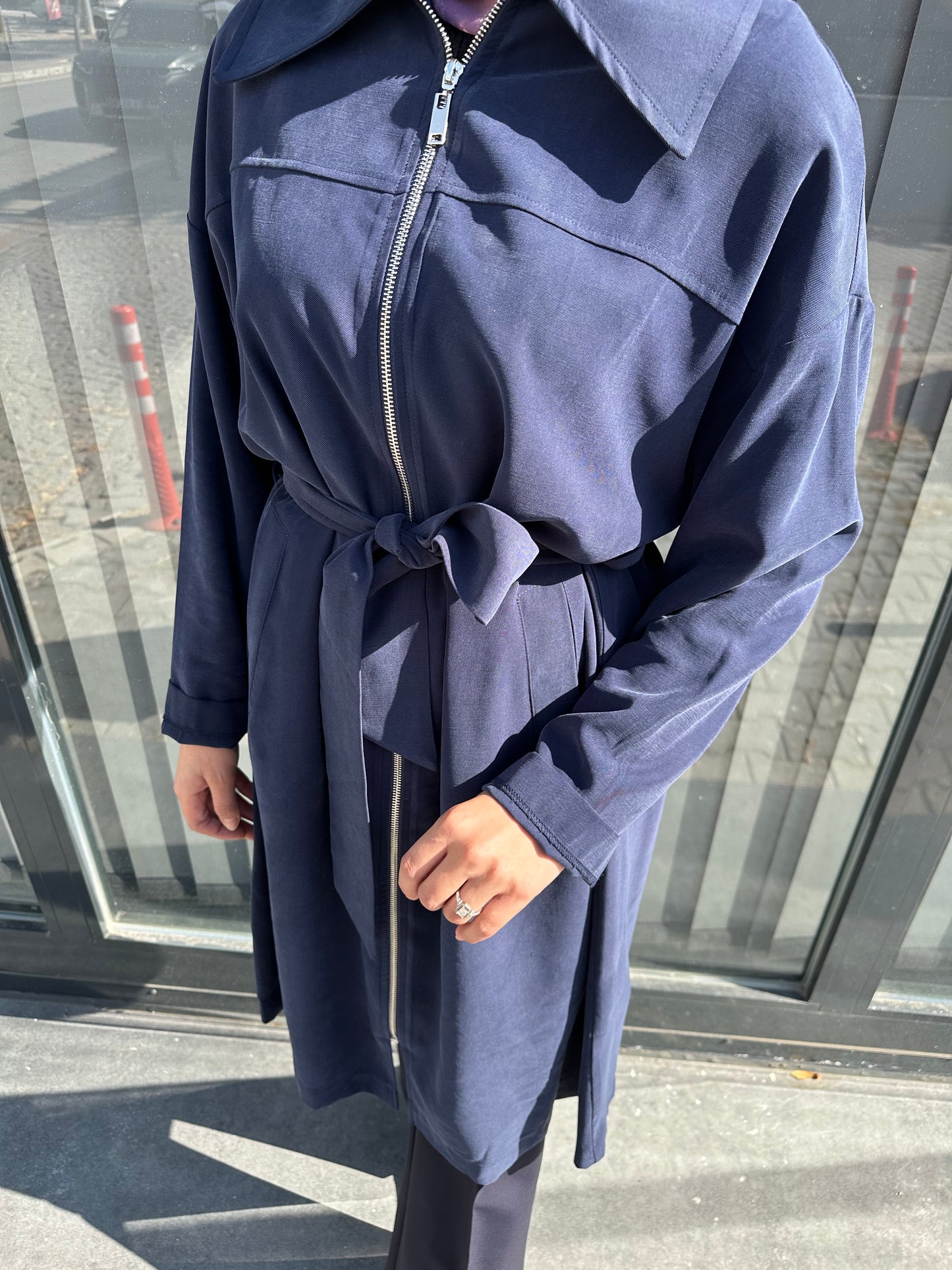 LACİVERT KENDİNDEN KEMERLİ KAP