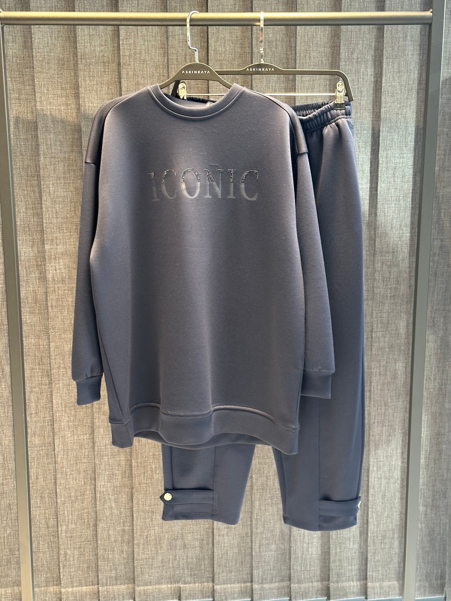 LACİVERT TAŞ VE YÜKSEK BASKILI ŞIK PANTOLON TAKIM