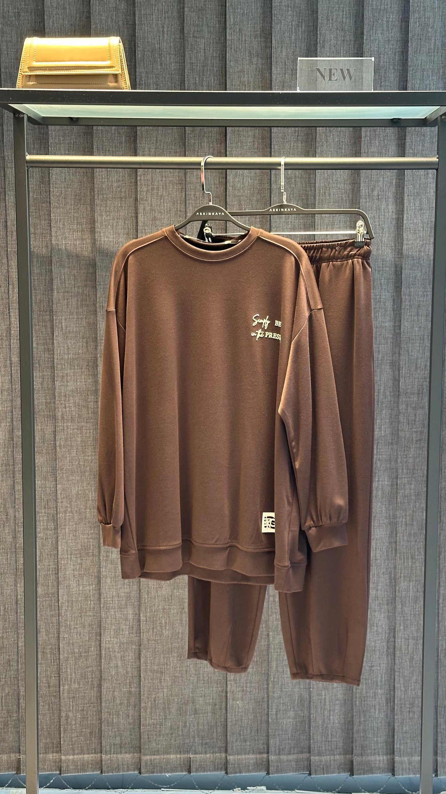 KAHVE YÜKSEK BASKI VE ETİKET DETAYLI PANTOLON TAKIM