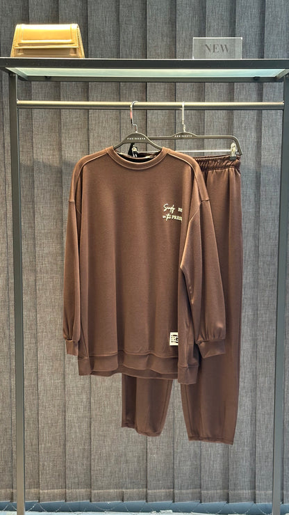 KAHVE YÜKSEK BASKI VE ETİKET DETAYLI PANTOLON TAKIM