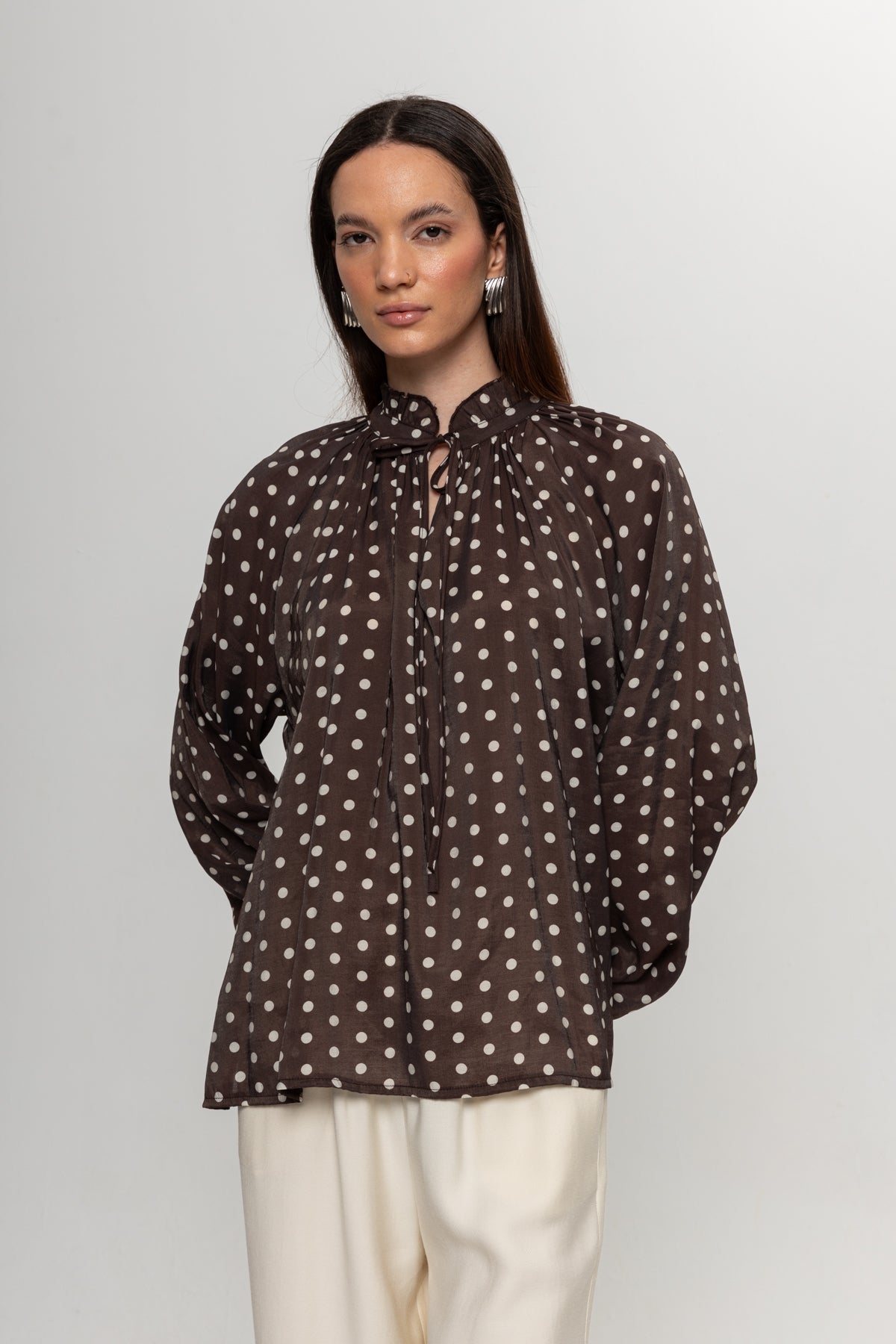 KAHVE BEJ  PUANTEYELİ BLUZ