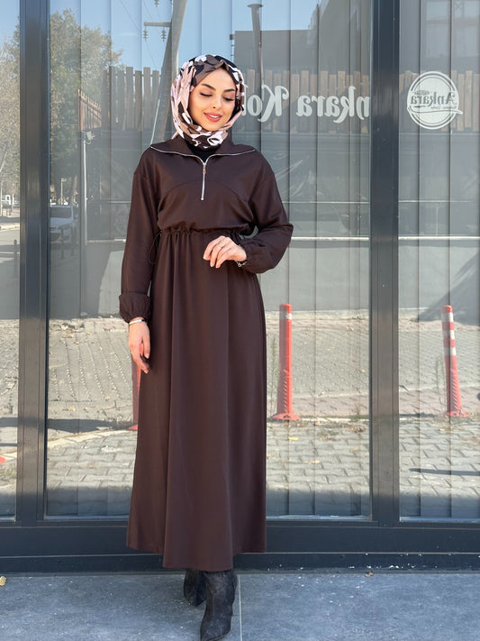 KAHVE KESİK DETAYLI FERMUAR YAKALI ELBİSE