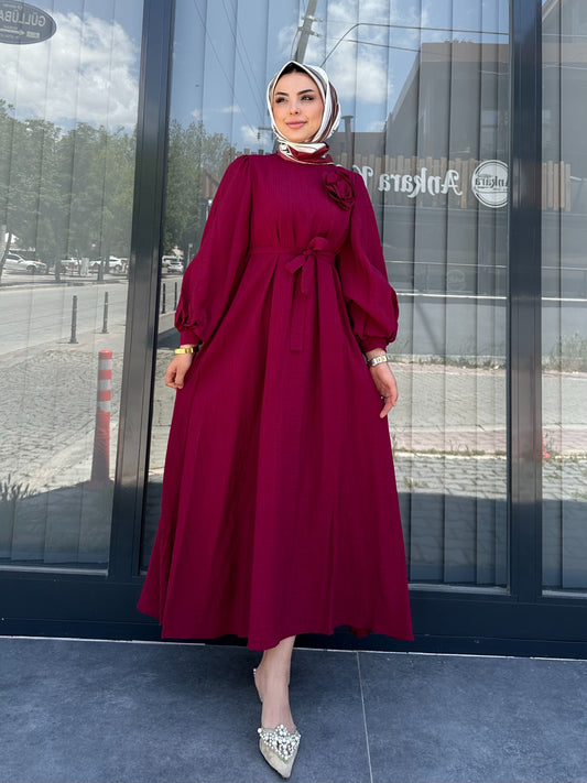 BORDO BROŞ DETAYLI KUŞAKLI ELBİSE