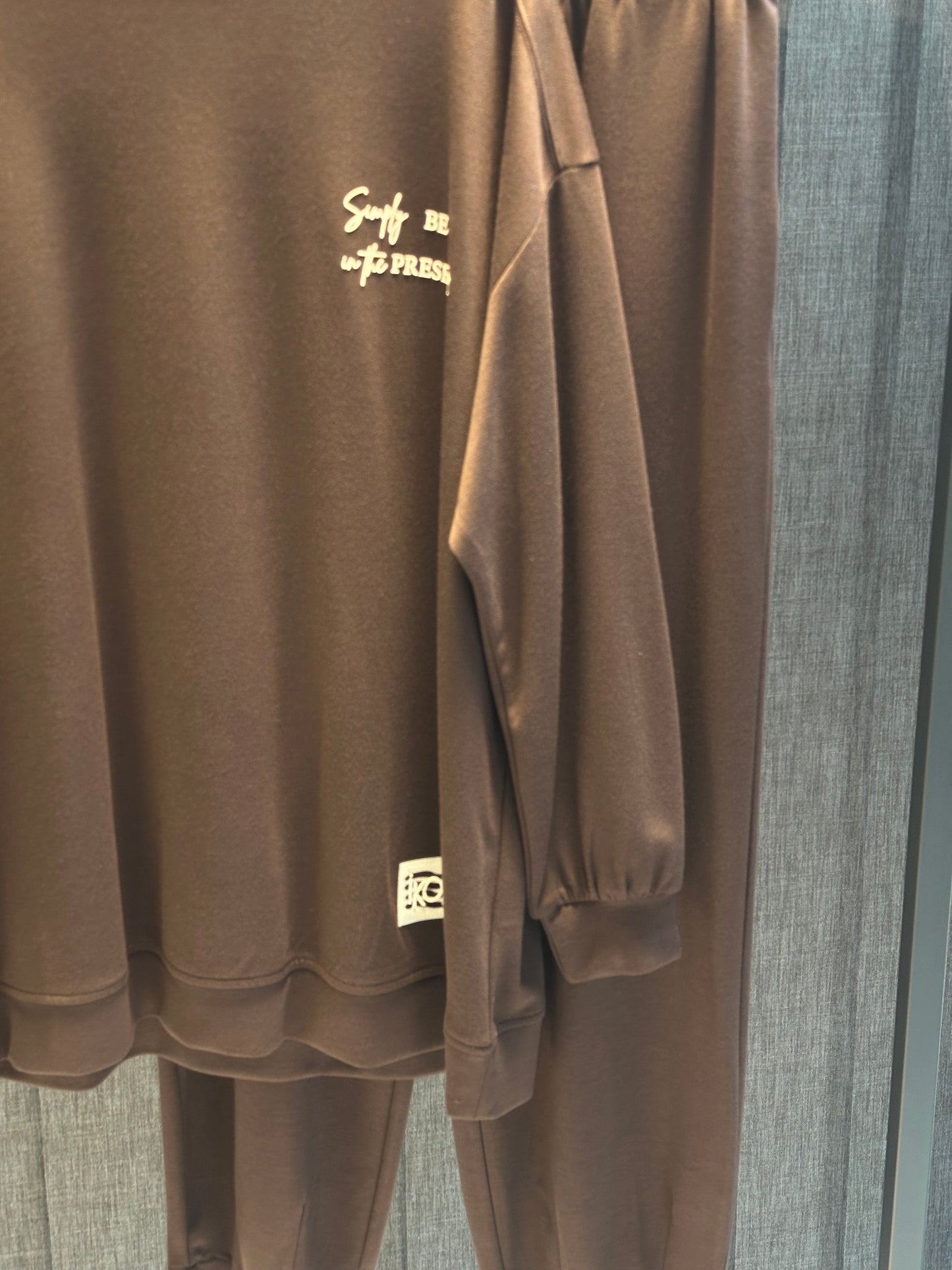 KAHVE YÜKSEK BASKI VE ETİKET DETAYLI PANTOLON TAKIM