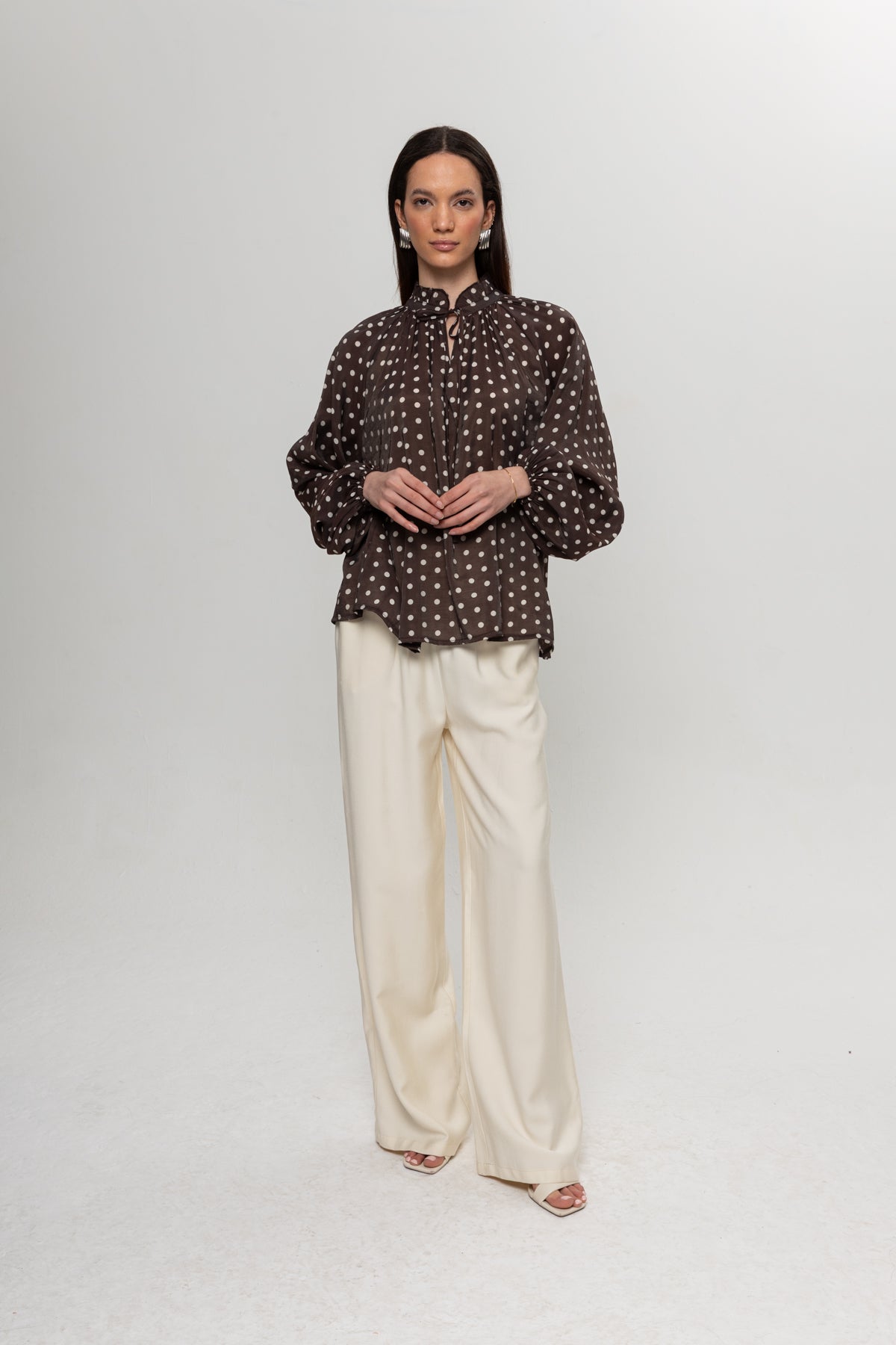 KAHVE BEJ  PUANTEYELİ BLUZ