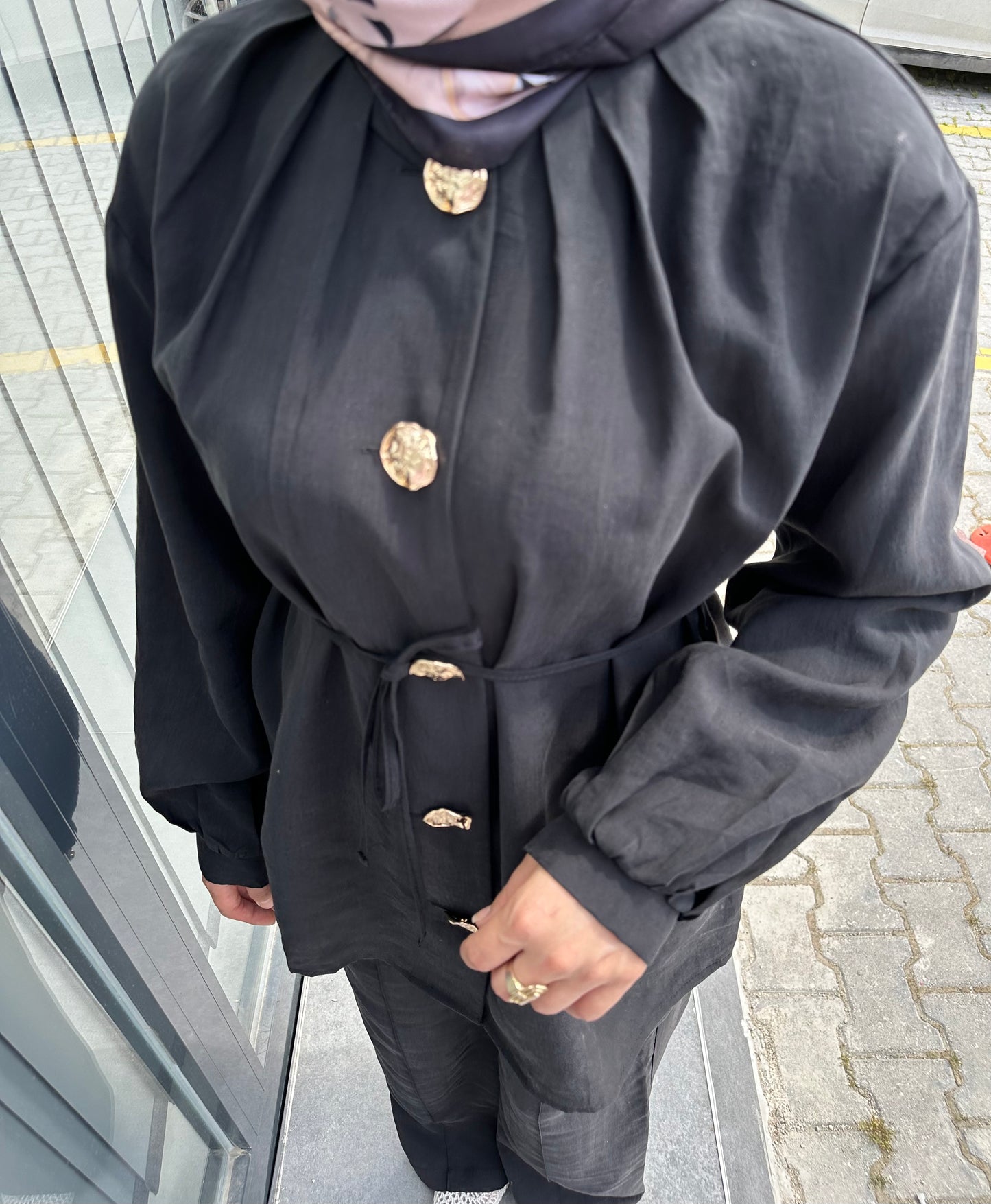 SİYAH PİLE DETAYLI GOLD DÜĞMELİ TAKIM